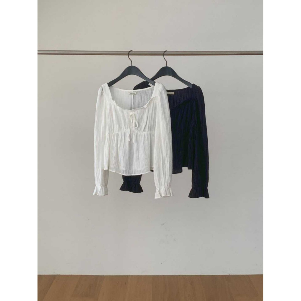 韓國女裝 Dressroom 愛心領蝴蝶結皺摺低領衫-細節圖10