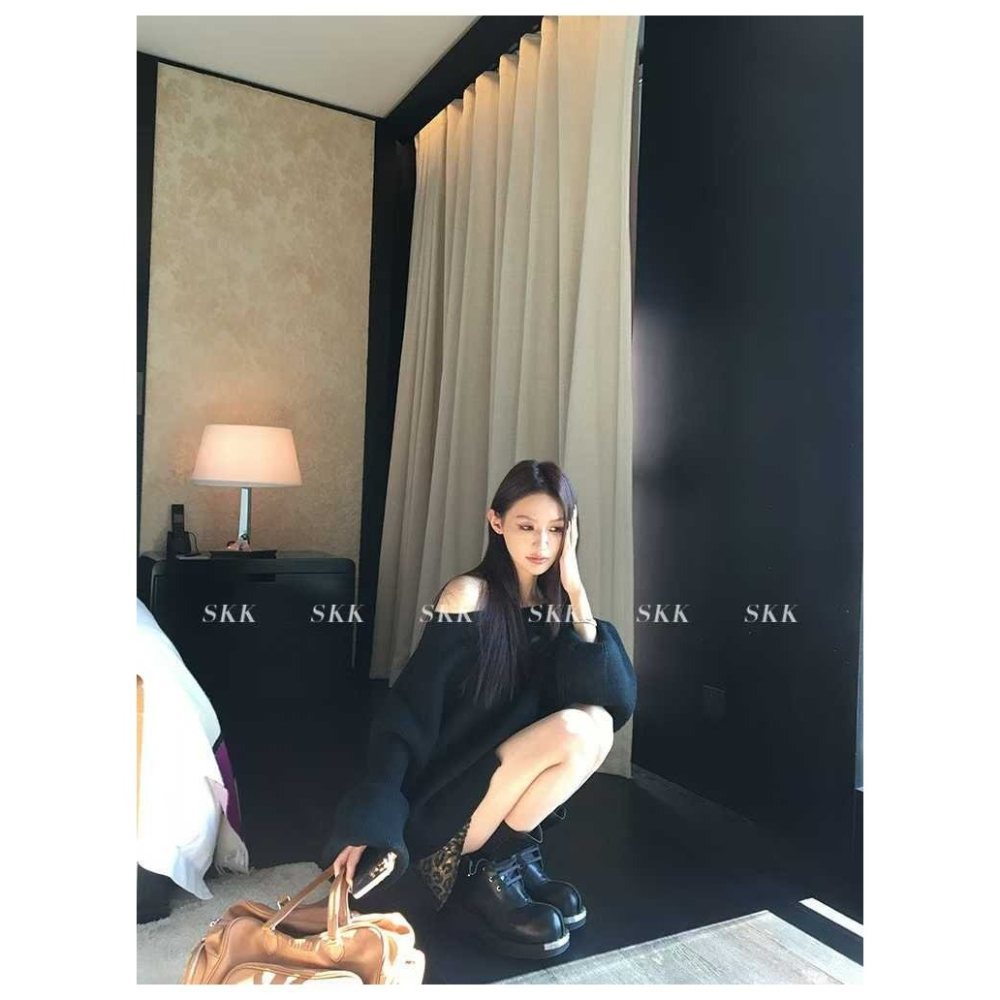 韓國女裝 Minette 寬鬆慵懶風一字領斜肩毛衣-細節圖4