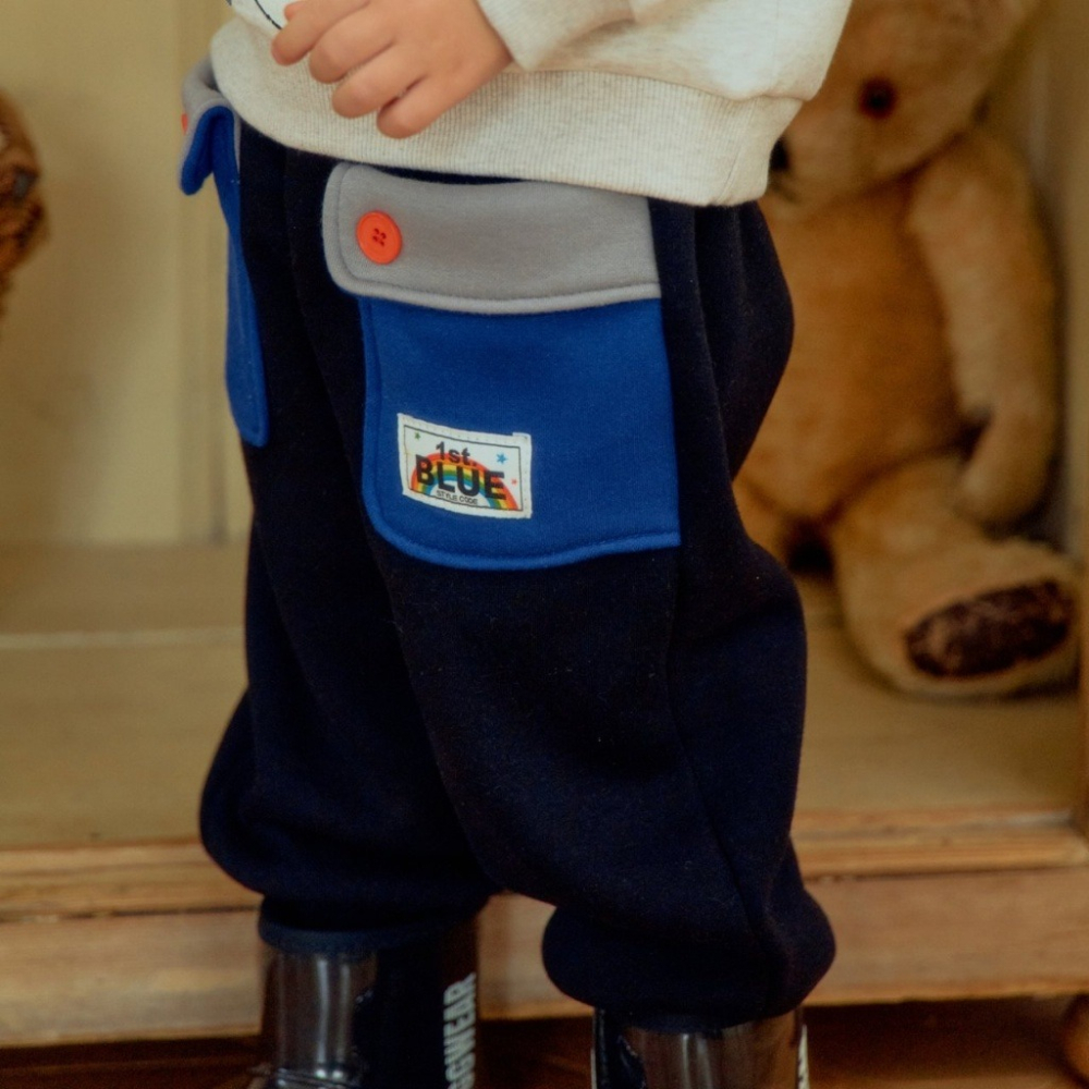 正韓童裝 1stblue 鬆緊撞色大口袋保暖休閒褲-細節圖5