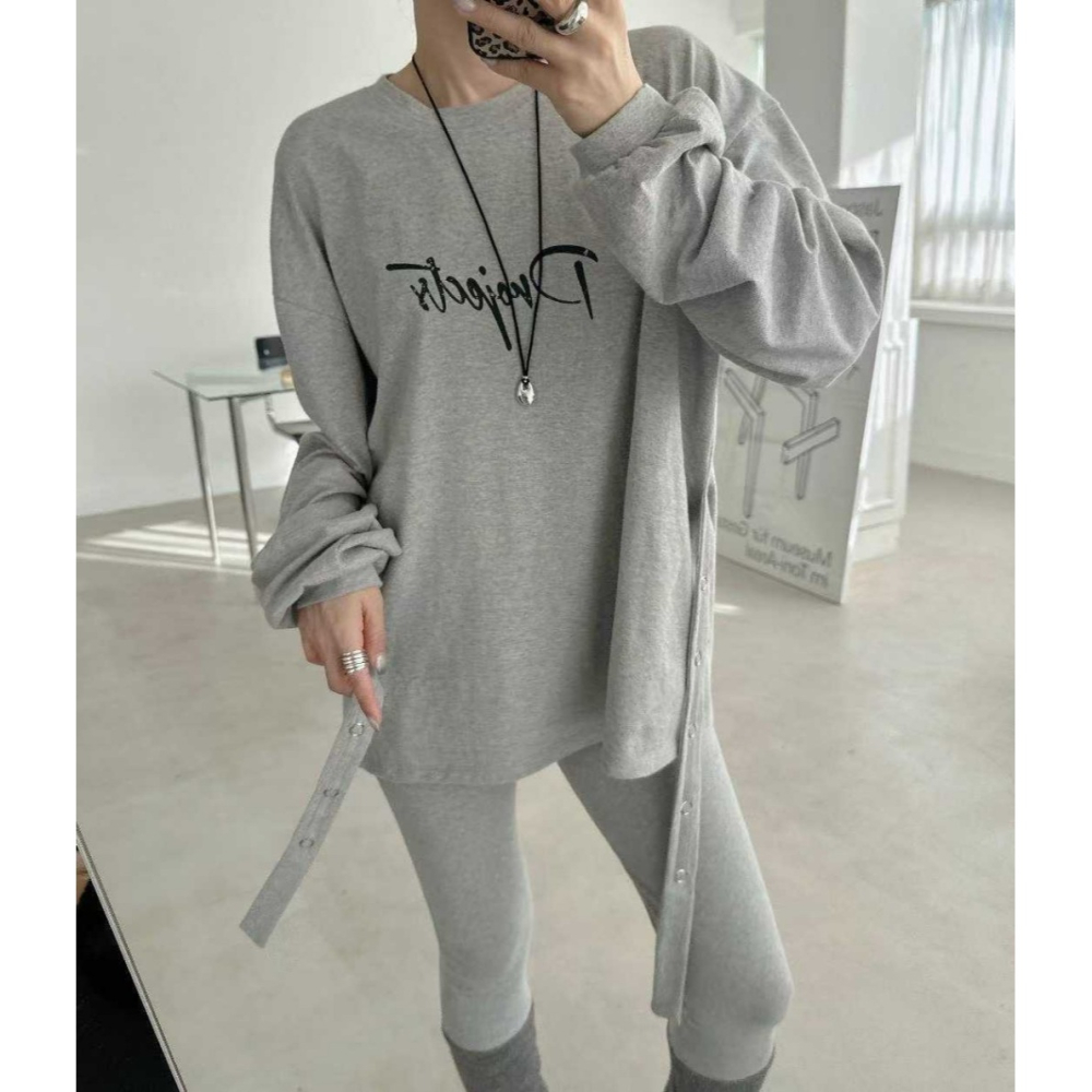 韓國女裝 Blackfriday 腰邊釘扣帶長版字母t-細節圖2