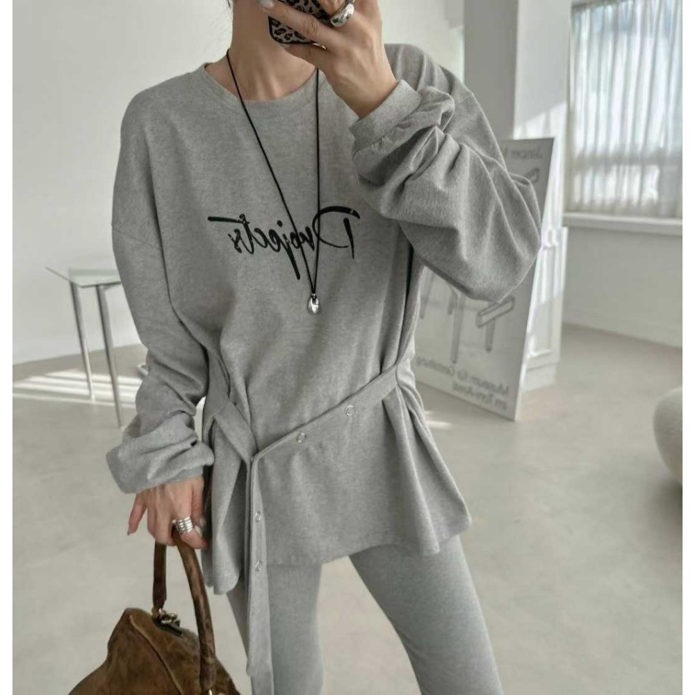 韓國女裝 Blackfriday 腰邊釘扣帶長版字母t-細節圖3