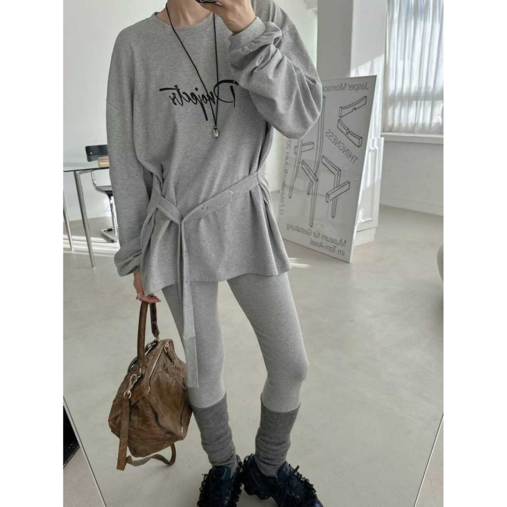 韓國女裝 Blackfriday 腰邊釘扣帶長版字母t-細節圖4