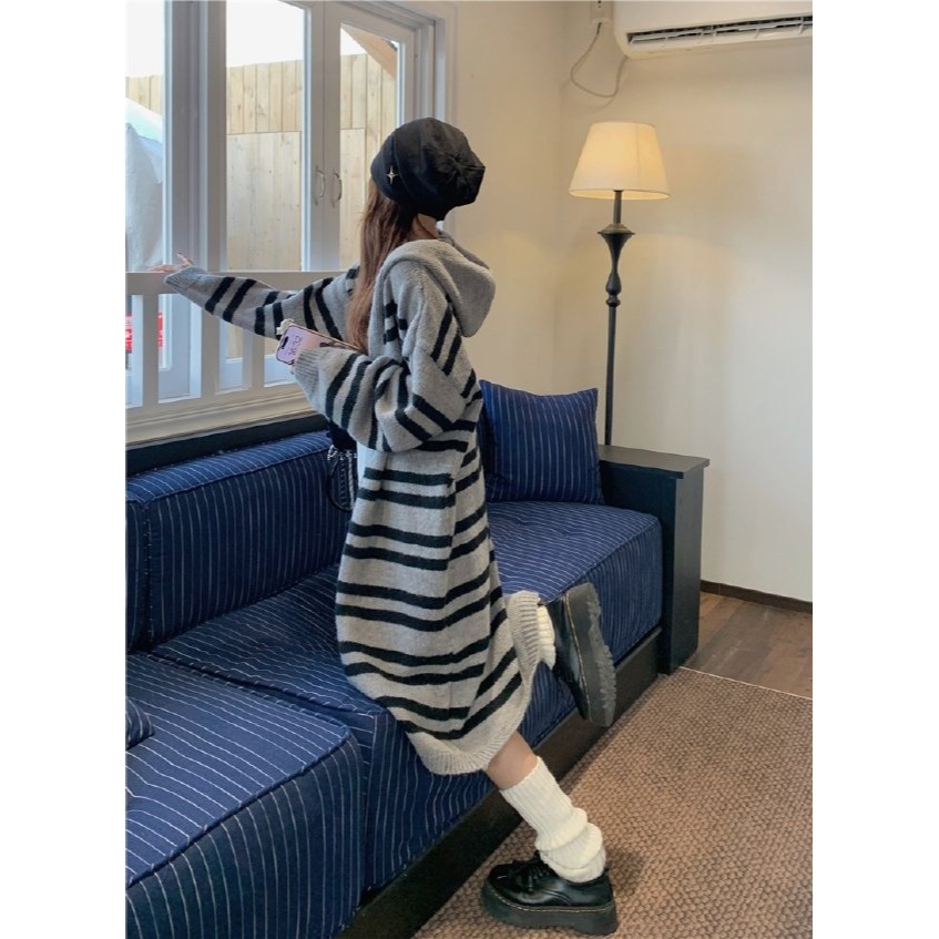韓國女裝 Minette 慵懶條紋連帽針織超長款外套-細節圖9