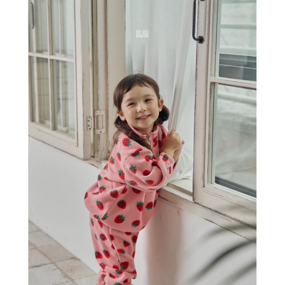 正韓童裝 DAJOA 草莓滿滿草莓套裝-細節圖3