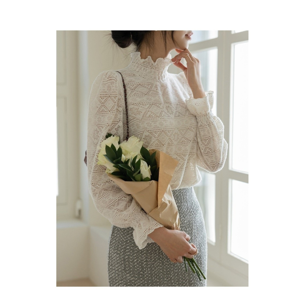 韓國女裝 Olivia 蕾絲立領雕花小澎袖上衣-細節圖2