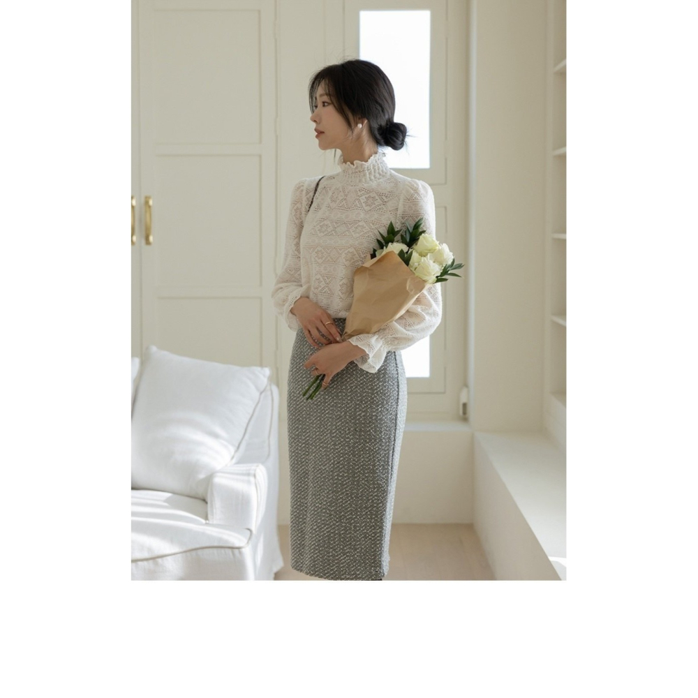 韓國女裝 Olivia 蕾絲立領雕花小澎袖上衣-細節圖3