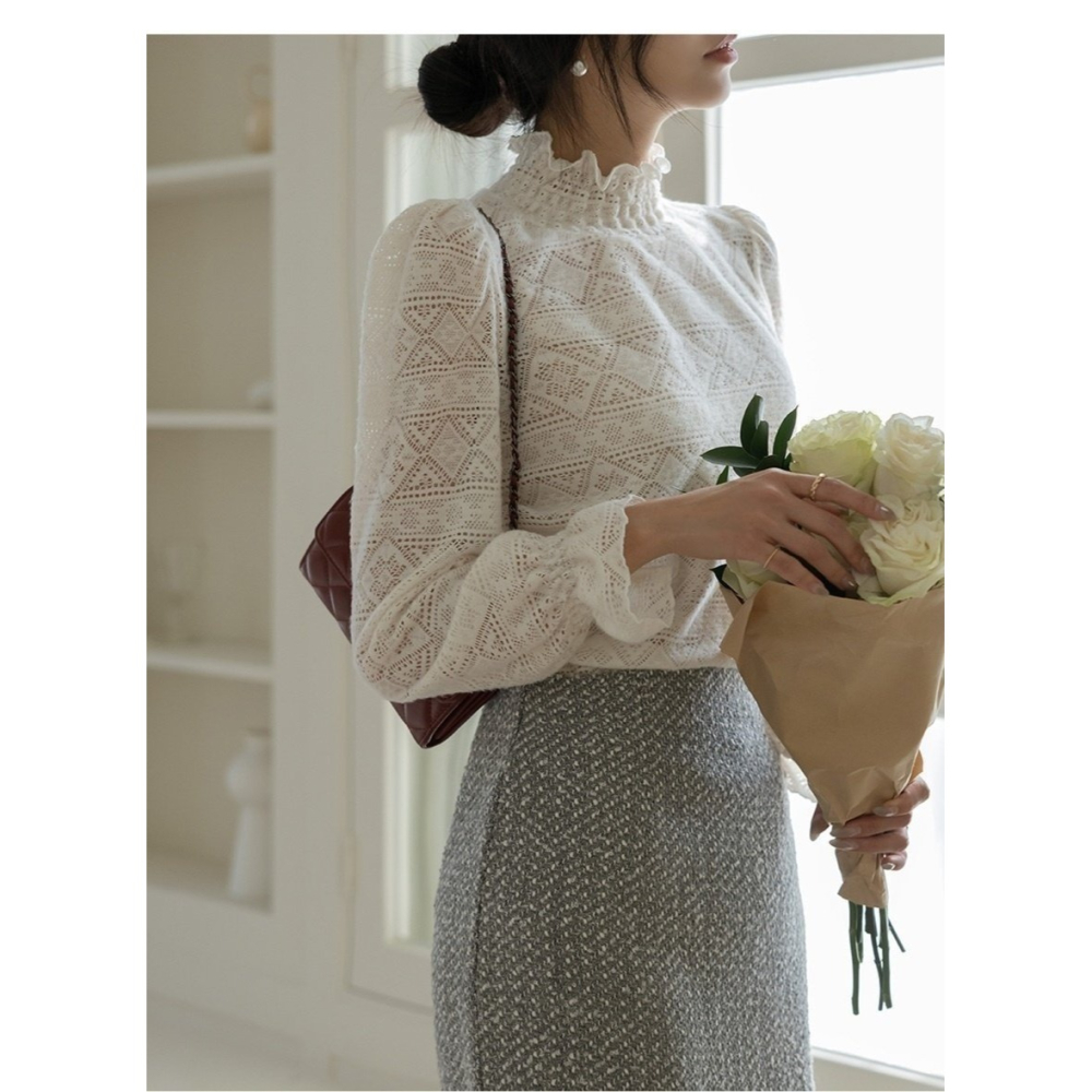 韓國女裝 Olivia 蕾絲立領雕花小澎袖上衣-細節圖6