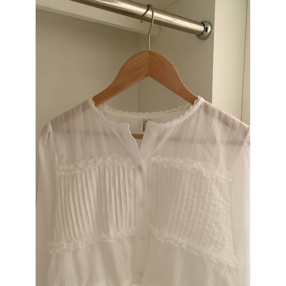 韓國女裝 Ouir 蕾絲壓摺襯衫-細節圖6