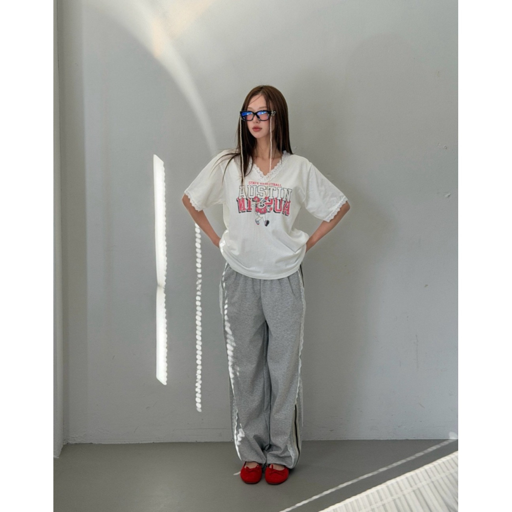 韓國女裝 Lovable 美式V領蕾絲拼接字母印花T恤-細節圖6