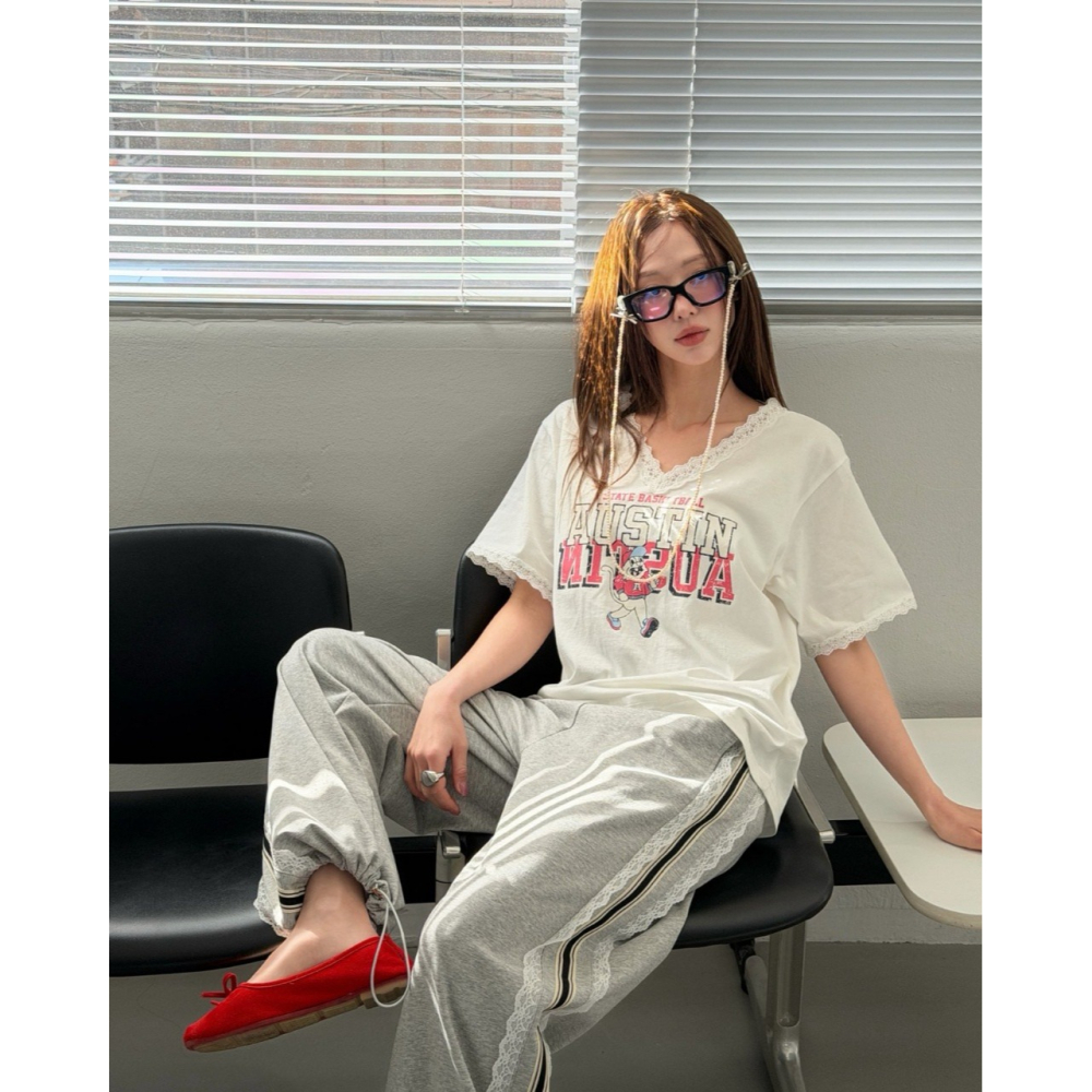 韓國女裝 Lovable 美式V領蕾絲拼接字母印花T恤-細節圖7