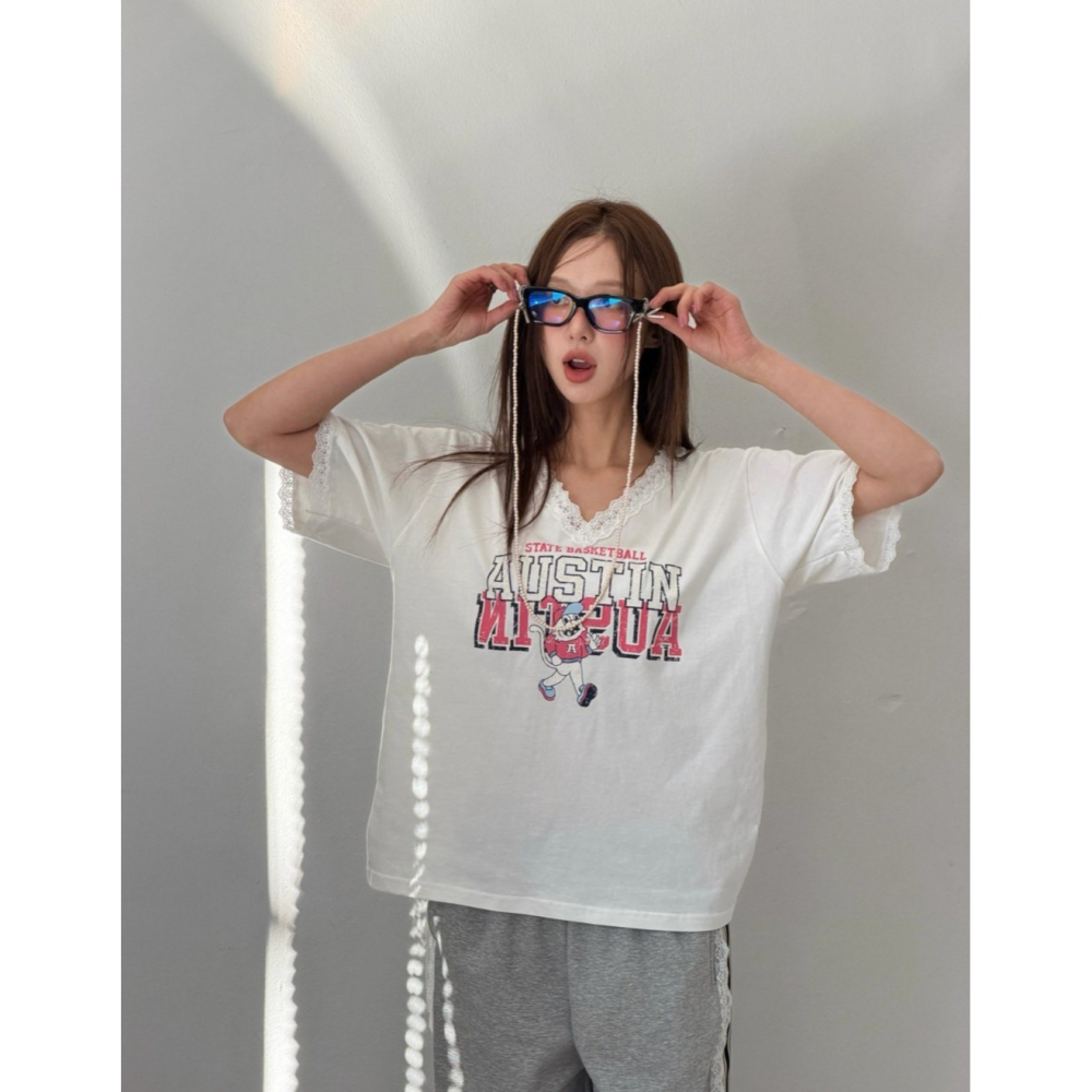 韓國女裝 Lovable 美式V領蕾絲拼接字母印花T恤-細節圖8