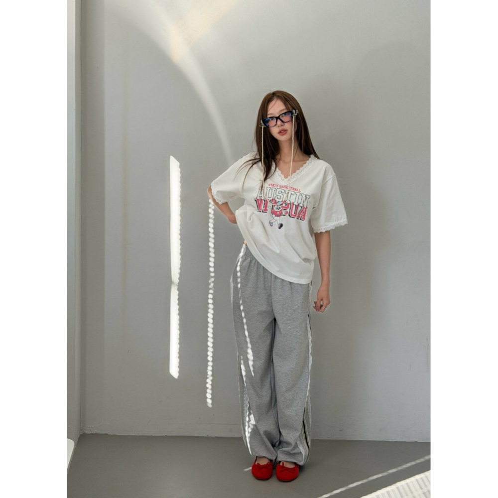 韓國女裝 Lovable 美式V領蕾絲拼接字母印花T恤-細節圖9