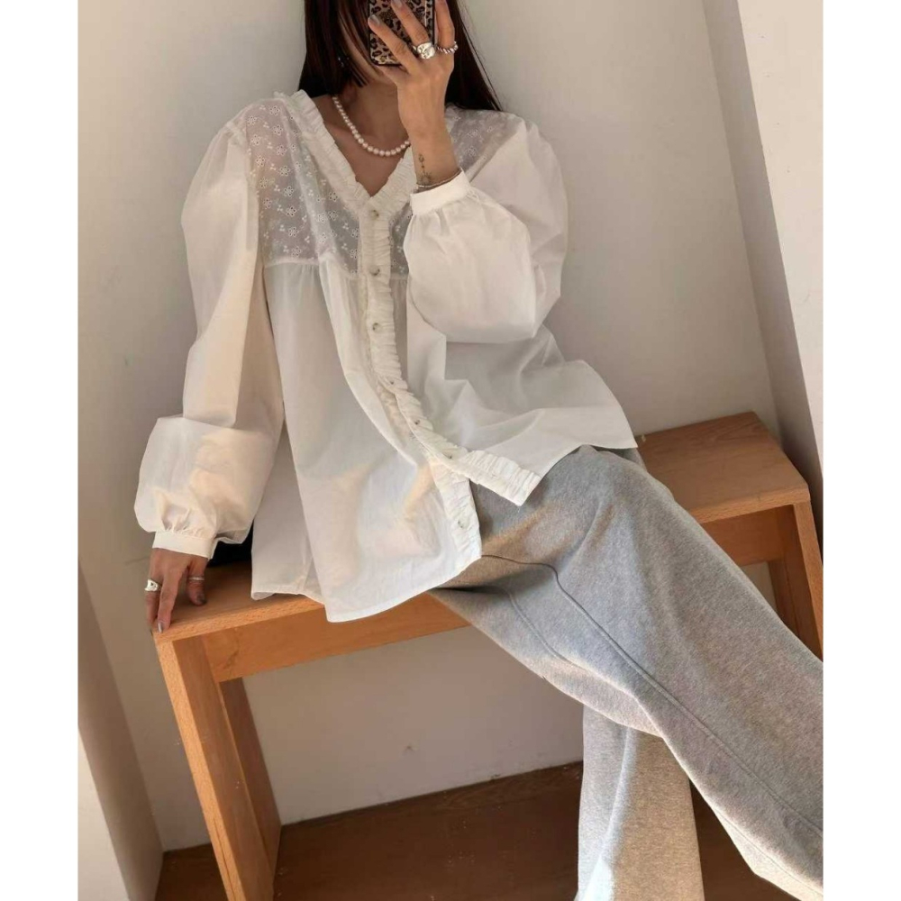 韓國女裝 法蕾雕花V領排釦上衣-細節圖2