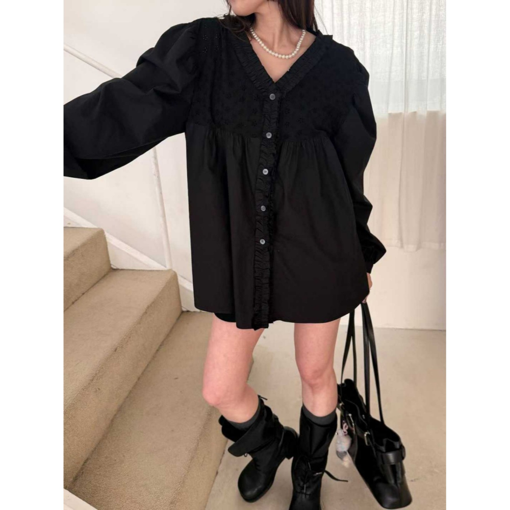 韓國女裝 法蕾雕花V領排釦上衣-細節圖3