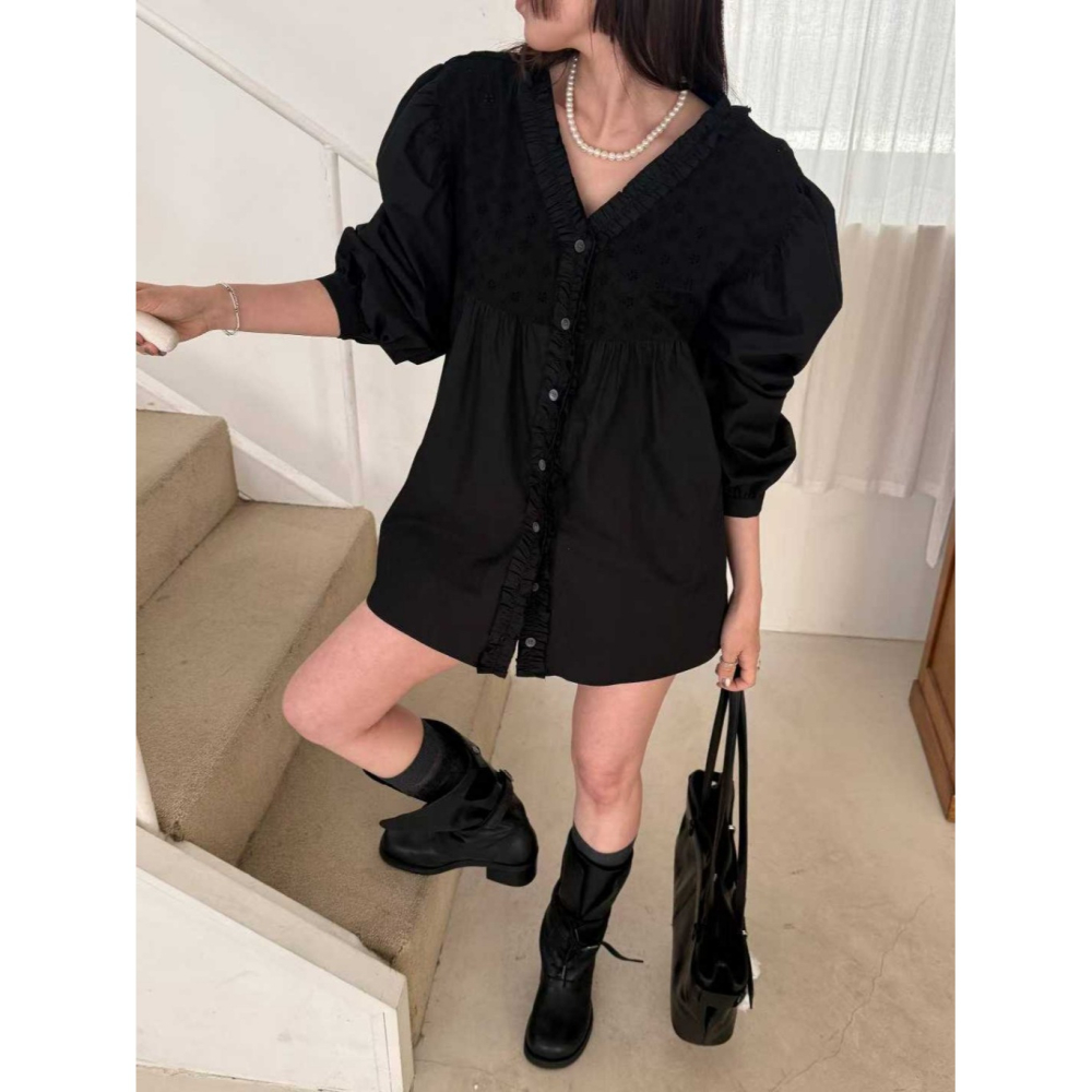 韓國女裝 法蕾雕花V領排釦上衣-細節圖4