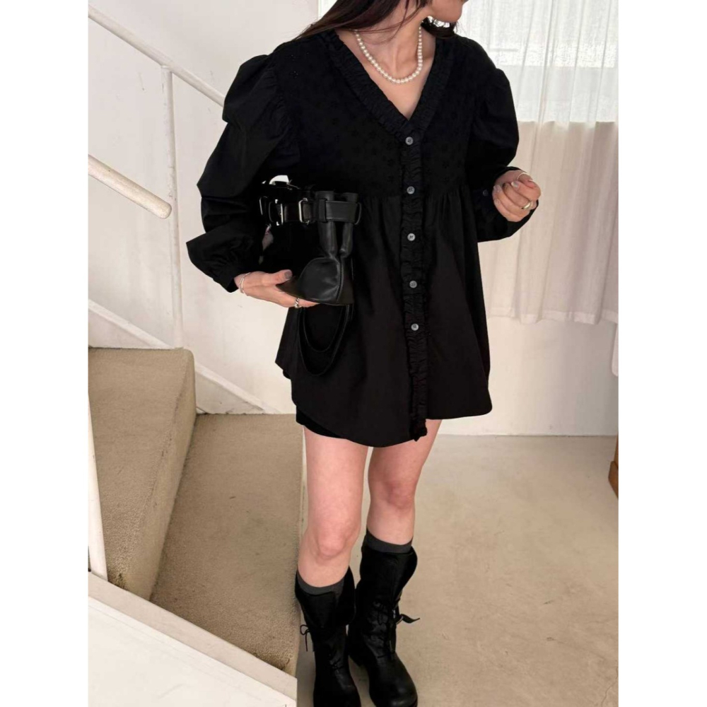 韓國女裝 法蕾雕花V領排釦上衣-細節圖5