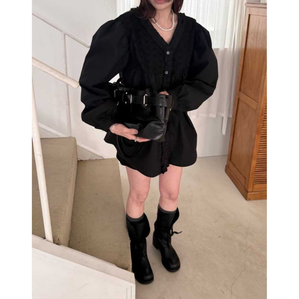 韓國女裝 法蕾雕花V領排釦上衣-細節圖6