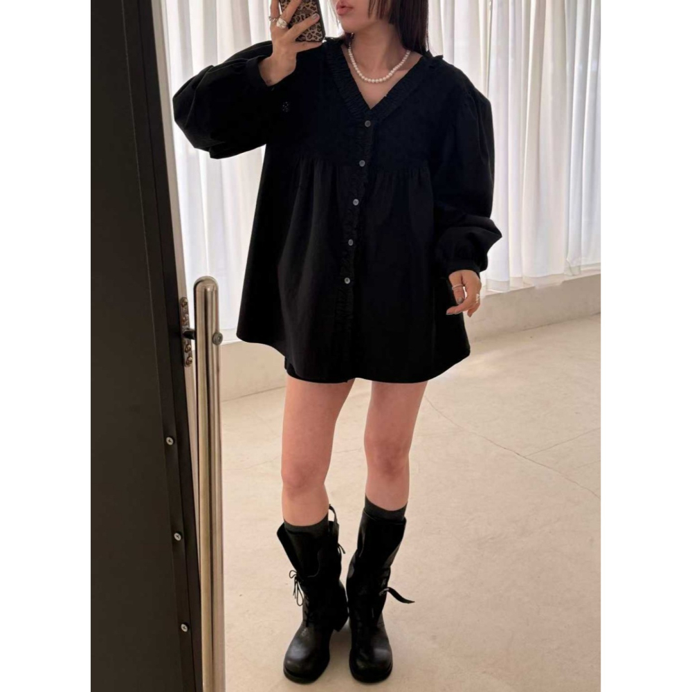 韓國女裝 法蕾雕花V領排釦上衣-細節圖7