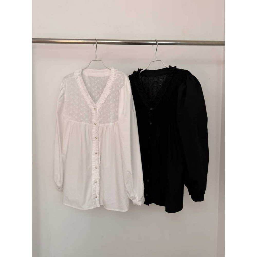 韓國女裝 法蕾雕花V領排釦上衣-細節圖8