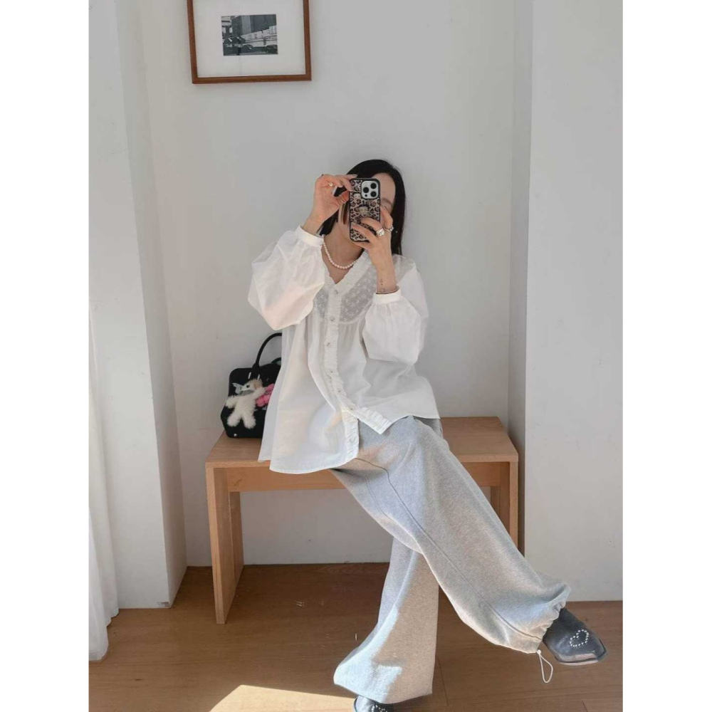 韓國女裝 法蕾雕花V領排釦上衣-細節圖9