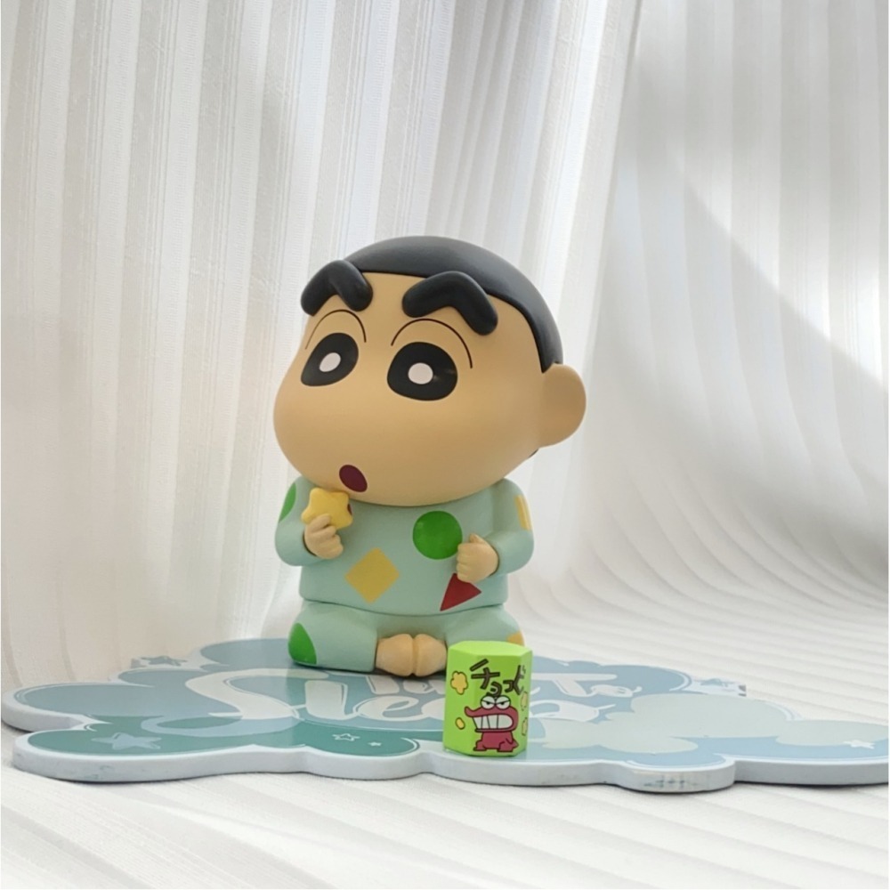 【樂融融】正版現貨 蠟筆小新 最新桌面擺件 全台獨家 桌面景盒 手機支架 新之助 睡衣小新 雨衣小新 公仔 擺件-細節圖2