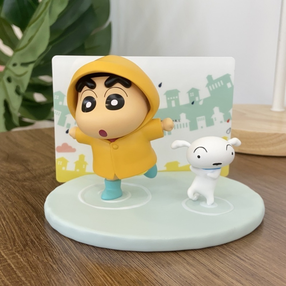 【樂融融】正版現貨 蠟筆小新 最新桌面擺件 全台獨家 桌面景盒 手機支架 新之助 睡衣小新 雨衣小新 公仔 擺件-細節圖7