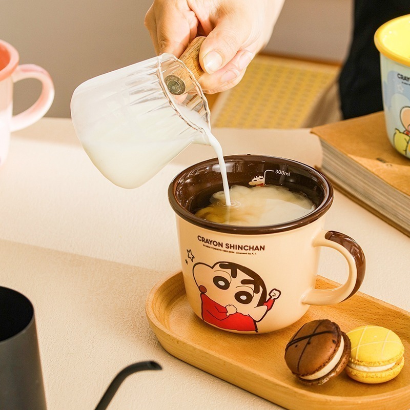 正版現貨 蠟筆小新 帶刻度馬克杯 最新款 陶瓷 小白 無蓋 睡衣小新 超高吸睛率 新之助 曙曦-細節圖10