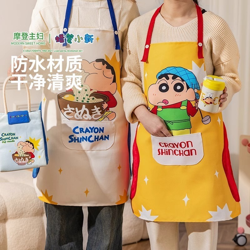 【樂融融】正版 蠟筆小新 廚房圍裙 防水罩衣 圍裙 自帶擦手巾 成人同款 摩登主婦 新之助 送禮 防油 烘培 烹飪-細節圖2