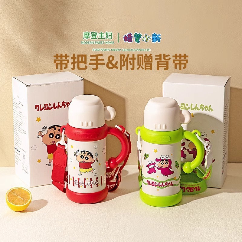 【預購】正版 蠟筆小新 斜跨冰霸杯 保溫杯 保冰 800ml 帶把手 可斜跨 吸管 高顏值 超吸睛 摩登主婦-細節圖2