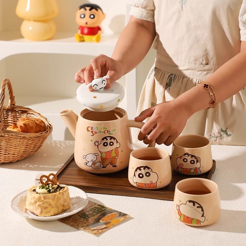 【現貨】正版 蠟筆小新 茶壺禮盒 茶壺 茶杯 水壺 茶具 泡茶 綠茶 托盤 新之助 送禮倍有面 曙曦 陶瓷 禮盒-細節圖2