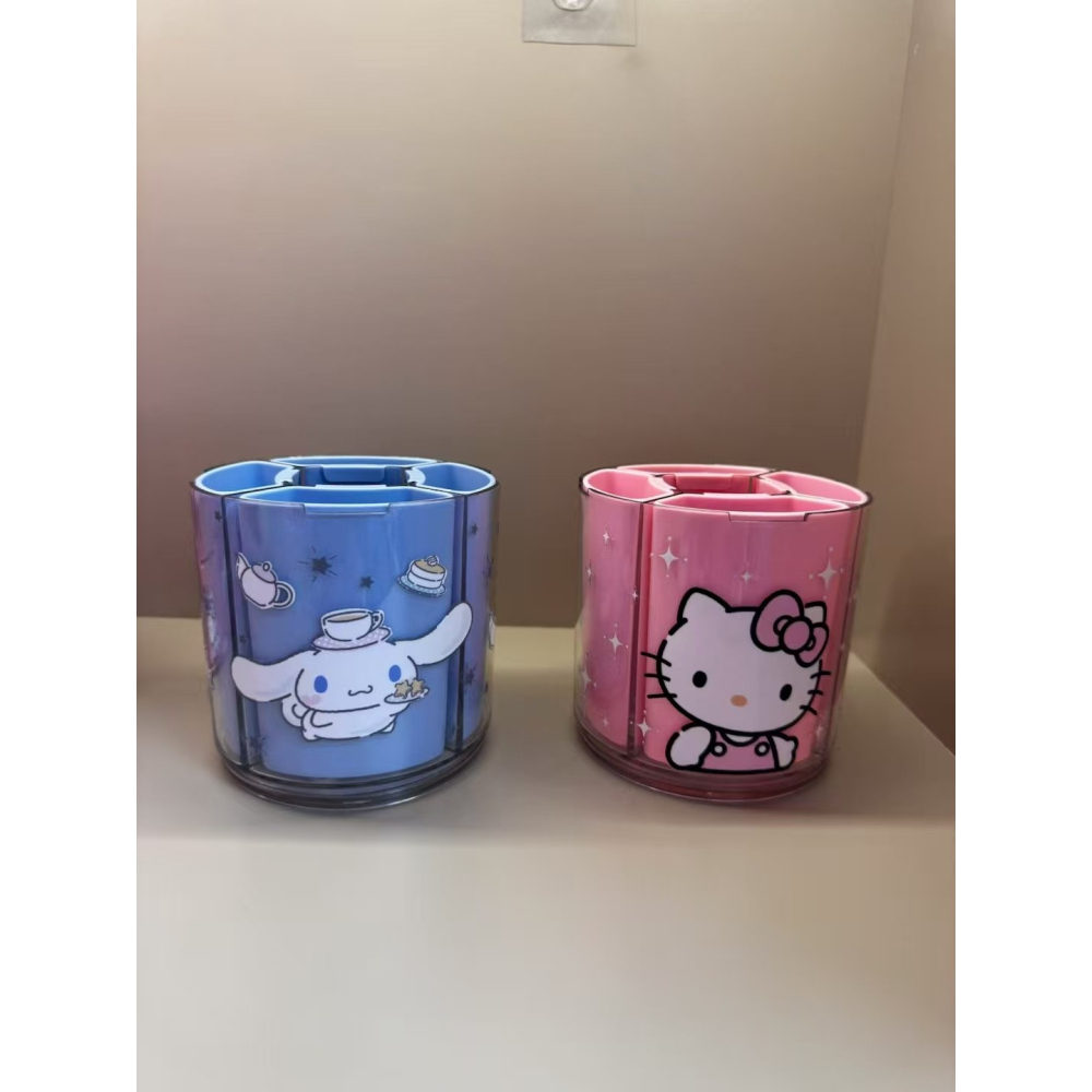 【三麗鷗&塑業】正版 桌面收纳盒 卡通旋转笔筒 玉桂狗 凯蒂猫 分格整理盒 透明文具置物架 送礼-細節圖2