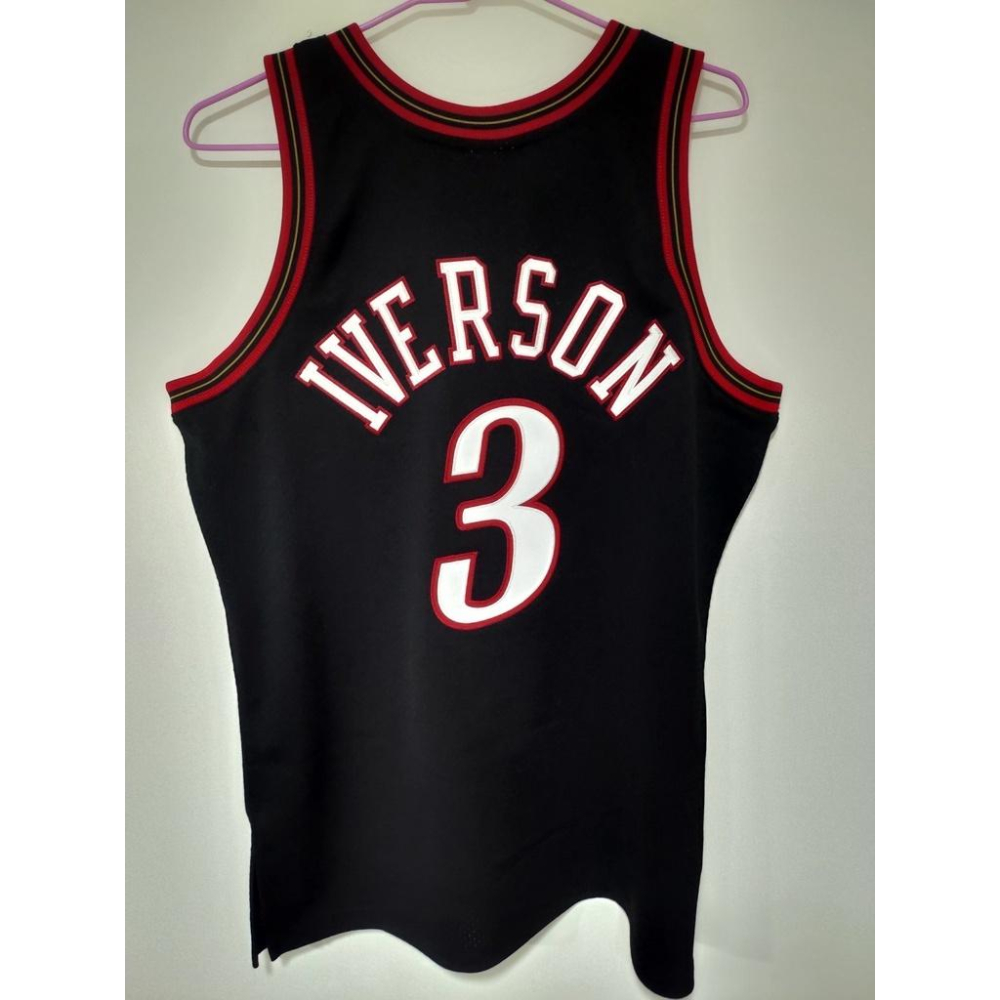 NBA球衣 Allen Iverson 七六人隊 M&N 復古球員版 1997-1998客場黑 窄肩 全新含吊牌 44L-細節圖2