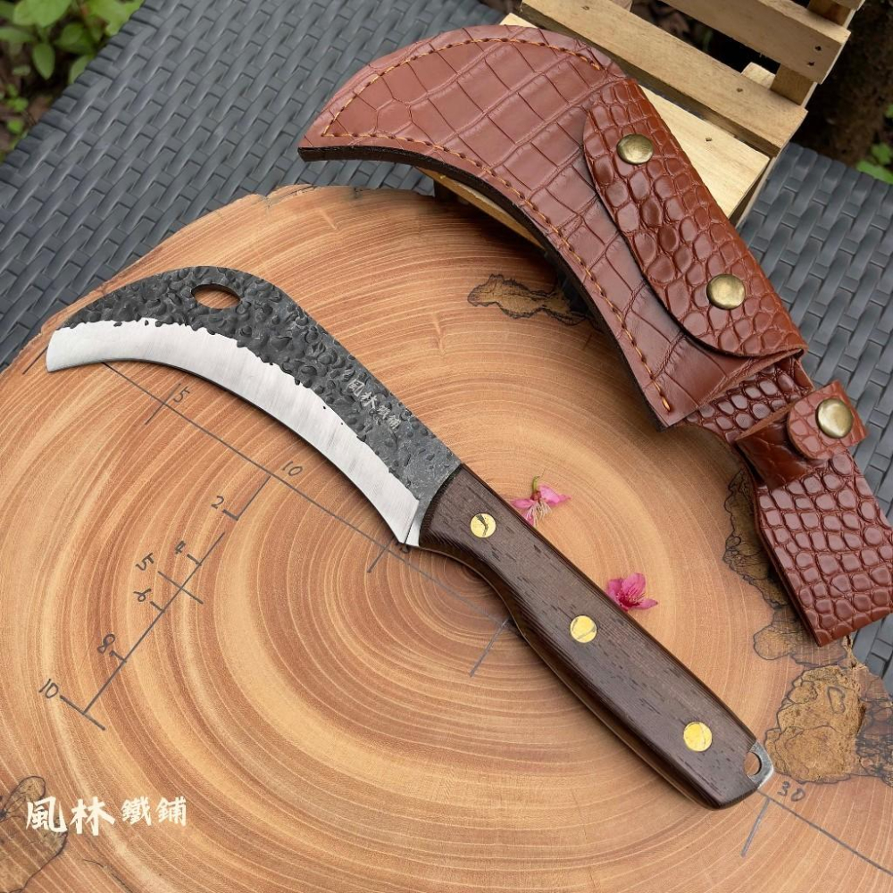 野外便攜鍛打錘紋鷹眼小鐮刀 附精緻皮套 實木柄外觀好看鍛造鋒利香蕉彎刀砍草刀野外開路超好用刀戶外露營割草鐮刀小砍刀甘蔗刀-細節圖2