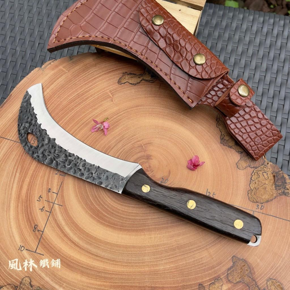 野外便攜鍛打錘紋鷹眼小鐮刀 附精緻皮套 實木柄外觀好看鍛造鋒利香蕉彎刀砍草刀野外開路超好用刀戶外露營割草鐮刀小砍刀甘蔗刀-細節圖3