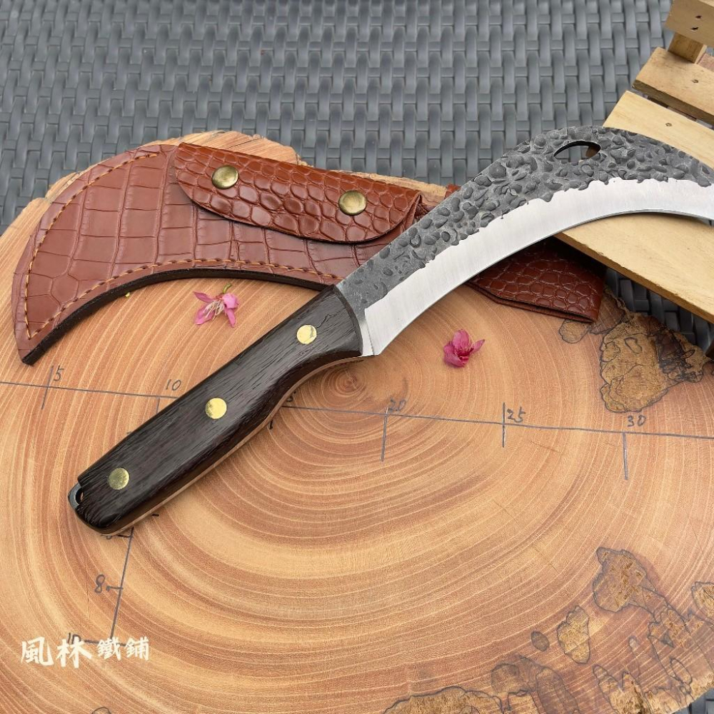 野外便攜鍛打錘紋鷹眼小鐮刀 附精緻皮套 實木柄外觀好看鍛造鋒利香蕉彎刀砍草刀野外開路超好用刀戶外露營割草鐮刀小砍刀甘蔗刀-細節圖4