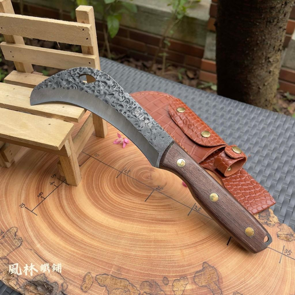 野外便攜鍛打錘紋鷹眼小鐮刀 附精緻皮套 實木柄外觀好看鍛造鋒利香蕉彎刀砍草刀野外開路超好用刀戶外露營割草鐮刀小砍刀甘蔗刀-細節圖5
