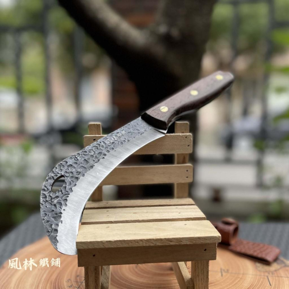 野外便攜鍛打錘紋鷹眼小鐮刀 附精緻皮套 實木柄外觀好看鍛造鋒利香蕉彎刀砍草刀野外開路超好用刀戶外露營割草鐮刀小砍刀甘蔗刀-細節圖7