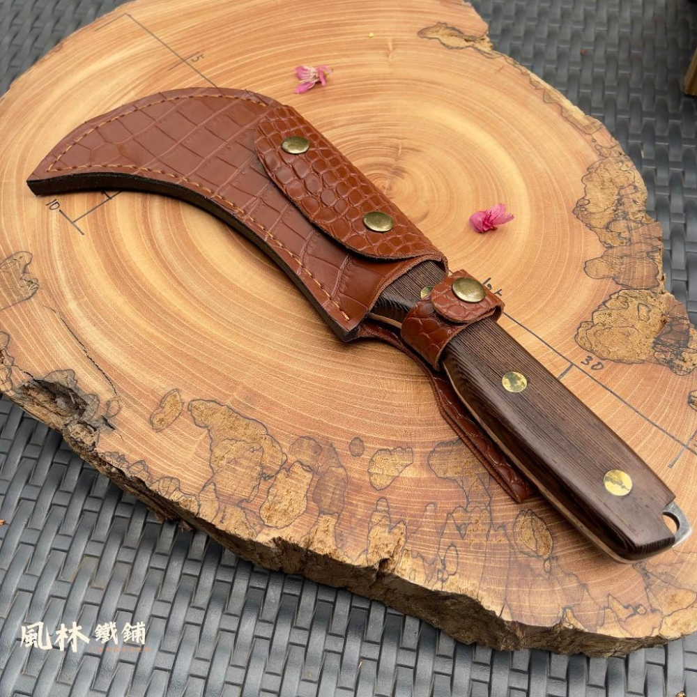 野外便攜鍛打錘紋鷹眼小鐮刀 附精緻皮套 實木柄外觀好看鍛造鋒利香蕉彎刀砍草刀野外開路超好用刀戶外露營割草鐮刀小砍刀甘蔗刀-細節圖8