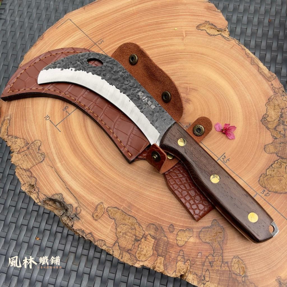 野外便攜鍛打錘紋鷹眼小鐮刀 附精緻皮套 實木柄外觀好看鍛造鋒利香蕉彎刀砍草刀野外開路超好用刀戶外露營割草鐮刀小砍刀甘蔗刀-細節圖9