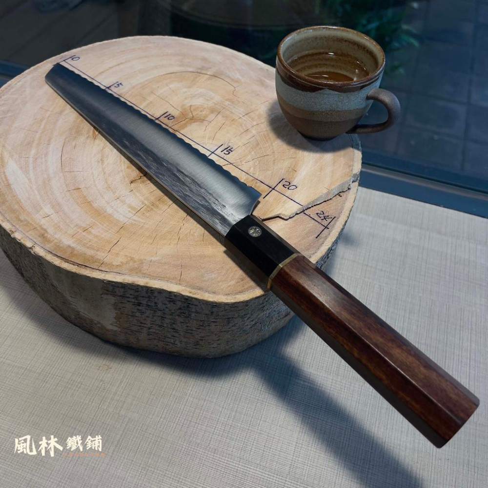 【日式鍛打錘紋八角柄麵包刀】台灣現貨 50Cr15MoV不鏽鋼焠火鍛製錘紋西式主廚刀八角木柄女士菜刀家用切菜刀切魚肉刀-細節圖3