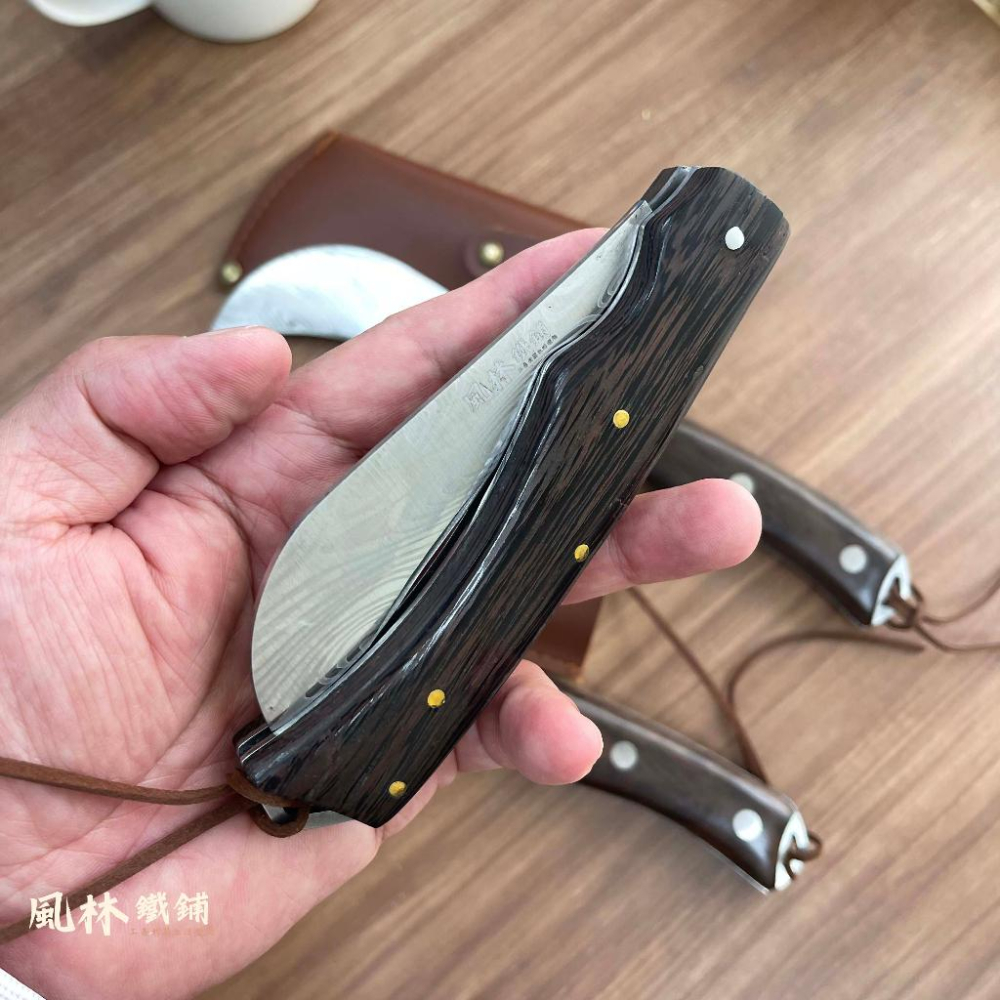 【大馬士革紋折疊香蕉彎刀】農友最愛雷射雕刻大馬士革紋折疊香蕉彎刀野營刀具方便攜帶割菜小鐮刀家用農用露營用香蕉刀水果刀-細節圖2