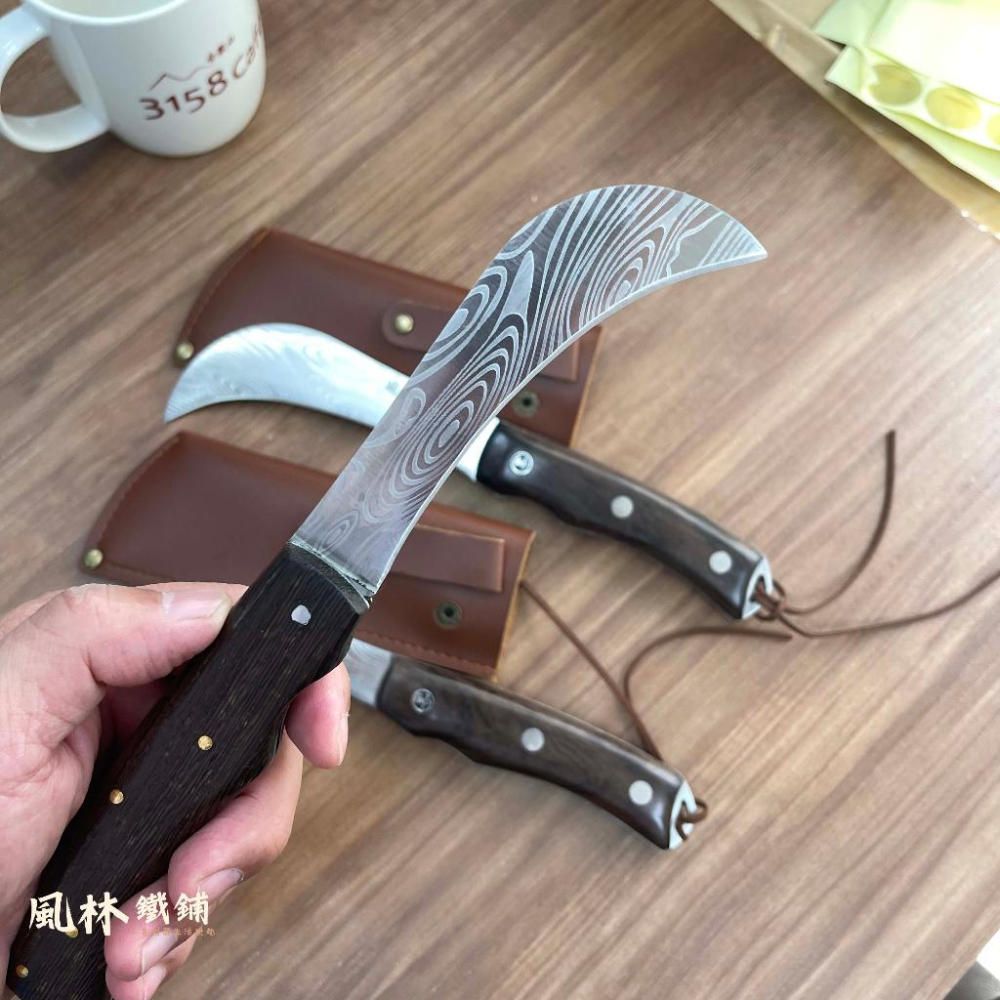 【大馬士革紋折疊香蕉彎刀】農友最愛雷射雕刻大馬士革紋折疊香蕉彎刀野營刀具方便攜帶割菜小鐮刀家用農用露營用香蕉刀水果刀-細節圖6