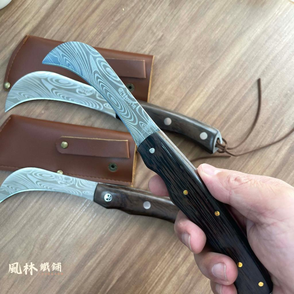 【大馬士革紋折疊香蕉彎刀】農友最愛雷射雕刻大馬士革紋折疊香蕉彎刀野營刀具方便攜帶割菜小鐮刀家用農用露營用香蕉刀水果刀-細節圖7