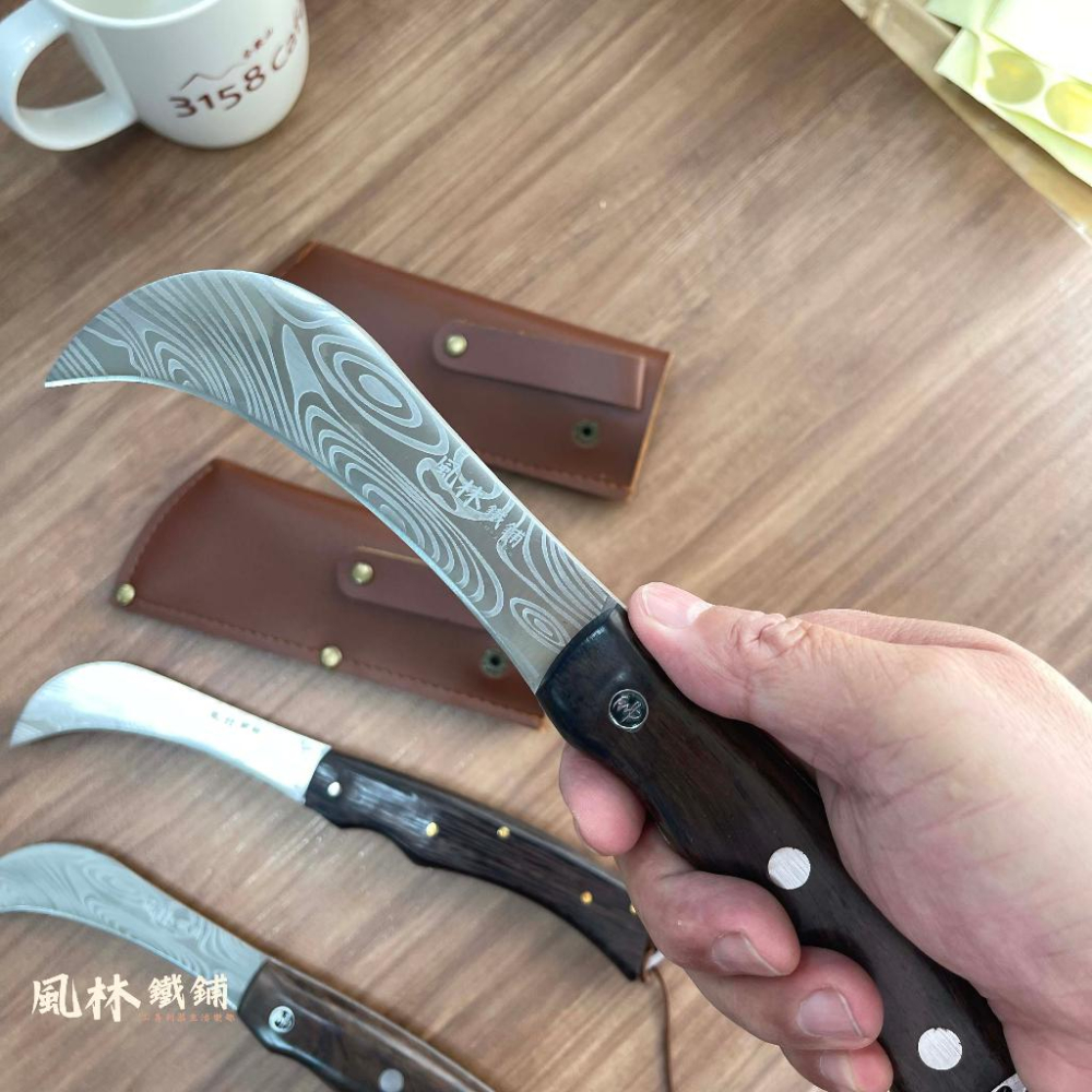 【大馬士革紋折疊香蕉彎刀】農友最愛雷射雕刻大馬士革紋折疊香蕉彎刀野營刀具方便攜帶割菜小鐮刀家用農用露營用香蕉刀水果刀-細節圖8