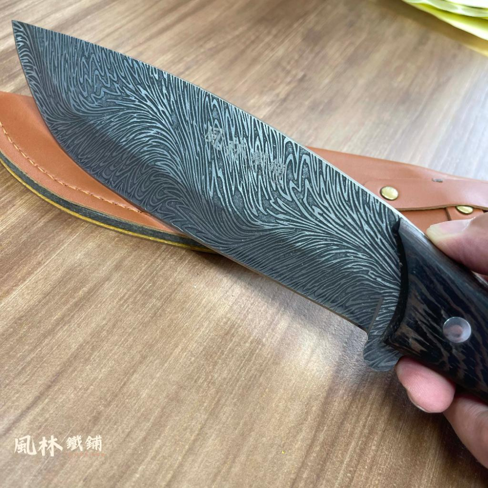 【大狗腿剁刀】附皮套『台灣現貨』8寸花紋雞翅木剁骨刀 特殊精刻鳳尾花紋紋路精美 5mm刀刃厚度剁骨斬切肉刀-細節圖3