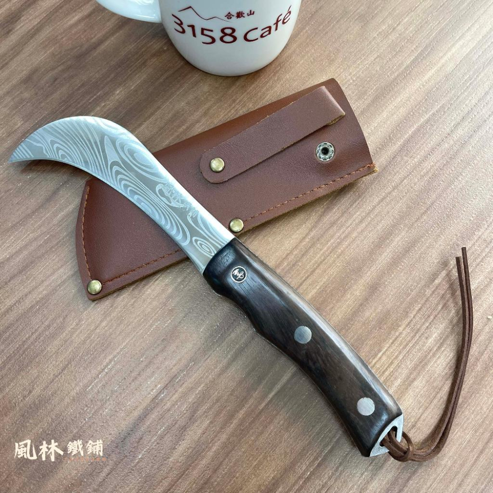 【大馬士革紋香蕉彎刀】附皮套 有大小兩款農友最愛 雷射雕刻大馬士革紋野營刀 方便攜帶割菜小鐮刀家用農用露營用香蕉刀水果刀-細節圖2