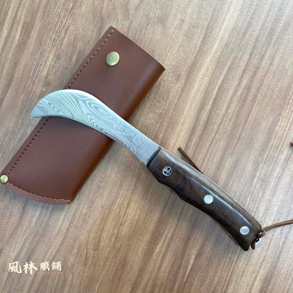 【大馬士革紋香蕉彎刀】附皮套 有大小兩款農友最愛 雷射雕刻大馬士革紋野營刀 方便攜帶割菜小鐮刀家用農用露營用香蕉刀水果刀-細節圖7