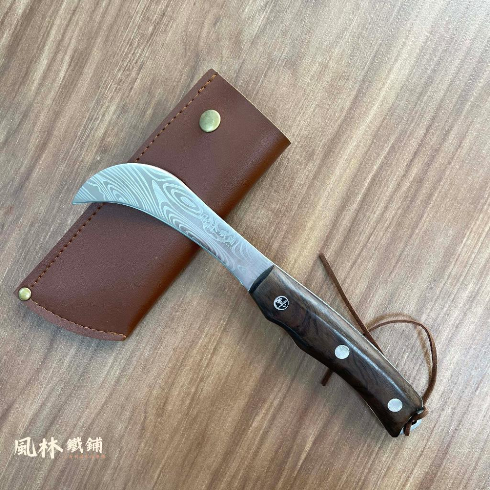 【大馬士革紋香蕉彎刀】附皮套 有大小兩款農友最愛 雷射雕刻大馬士革紋野營刀 方便攜帶割菜小鐮刀家用農用露營用香蕉刀水果刀-細節圖8