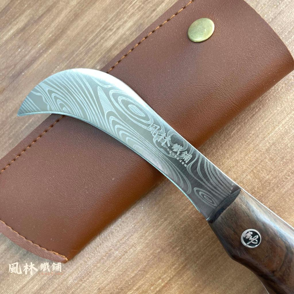 【大馬士革紋香蕉彎刀】附皮套 有大小兩款農友最愛 雷射雕刻大馬士革紋野營刀 方便攜帶割菜小鐮刀家用農用露營用香蕉刀水果刀-細節圖9