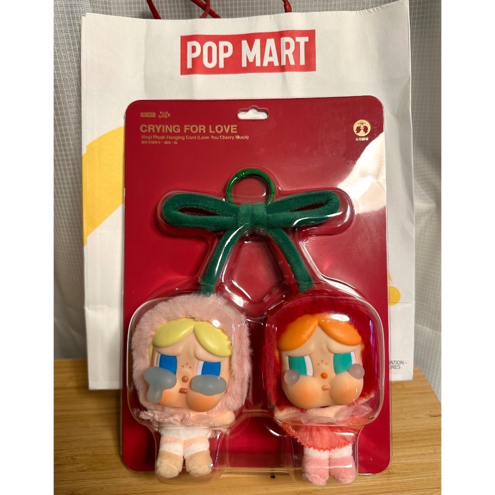 POP MART 泡泡瑪特 CRYBABY 哭娃 櫻桃吊卡 愛神的眼淚系列- 搪膠毛绒吊卡(甜在一起)-細節圖3
